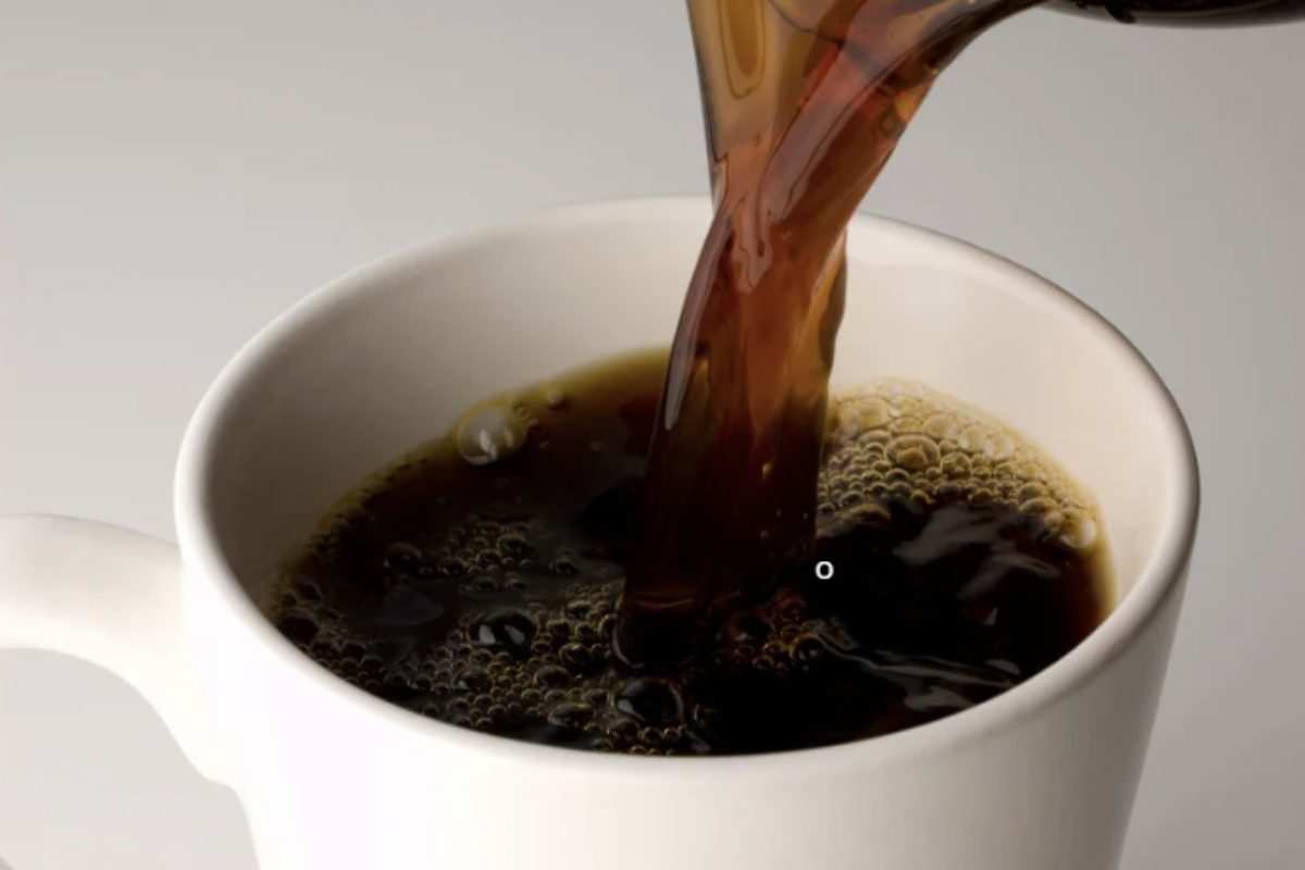 Nonostante il caffè amaro offra numerosi vantaggi, un consumo eccessivo di caffeina può provocare effetti collaterali significativi