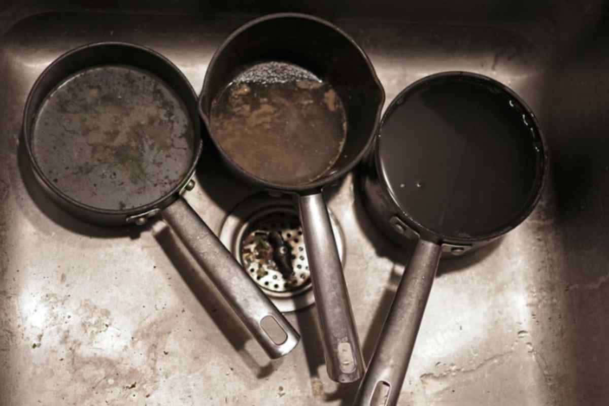Oggi, grazie a un metodo tradizionale ma ancora estremamente efficace, potrai riportare le tue pentole annerite