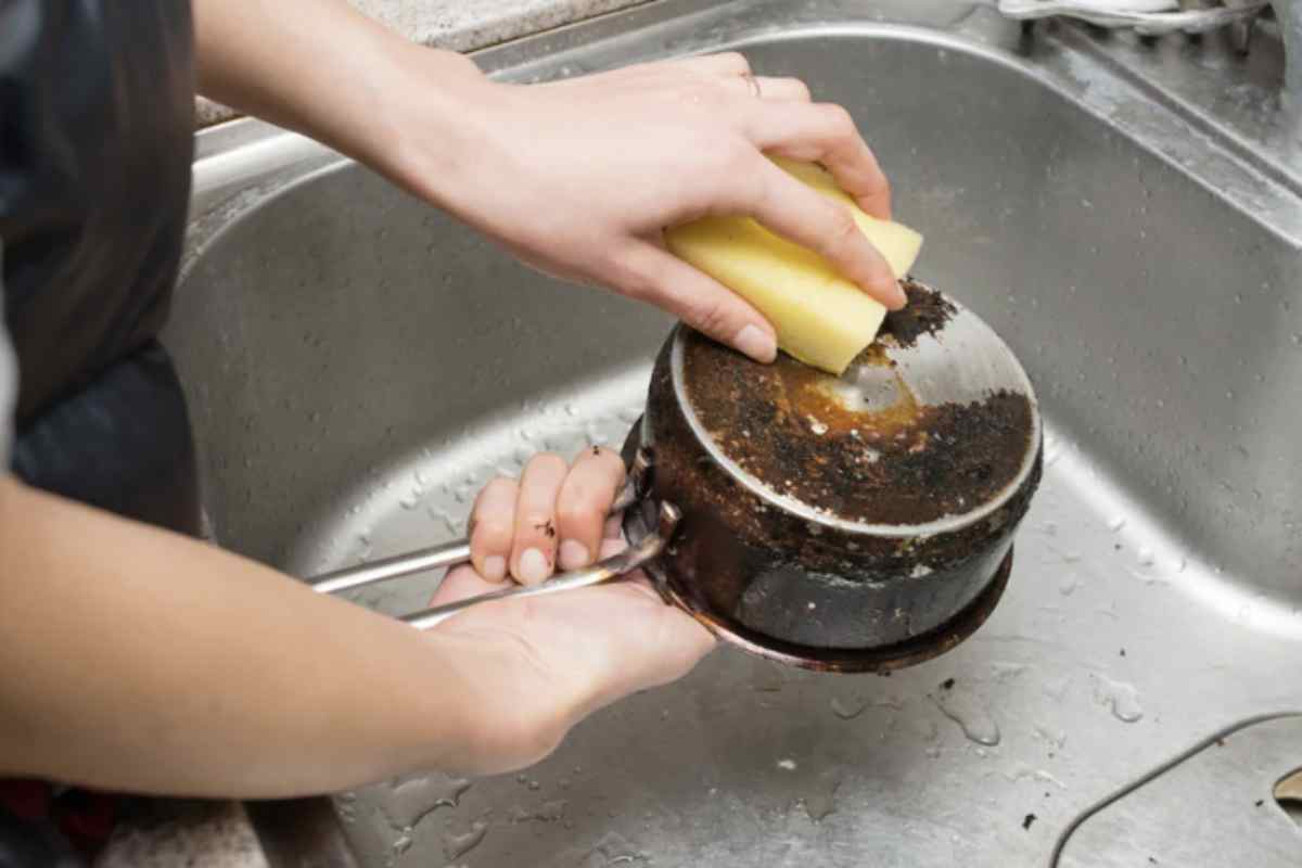 Un rimedio tradizionale poco conosciuto ma efficace prevede l’uso del latte. Scaldando il latte nella pentola fino all’ebollizione,