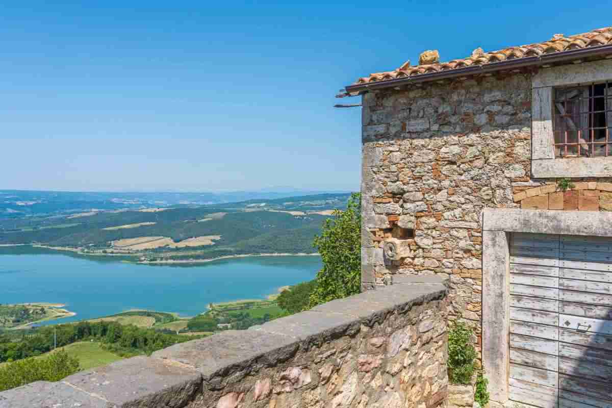 Questo borgo sospeso sulla collina sembra uscito da una fiaba