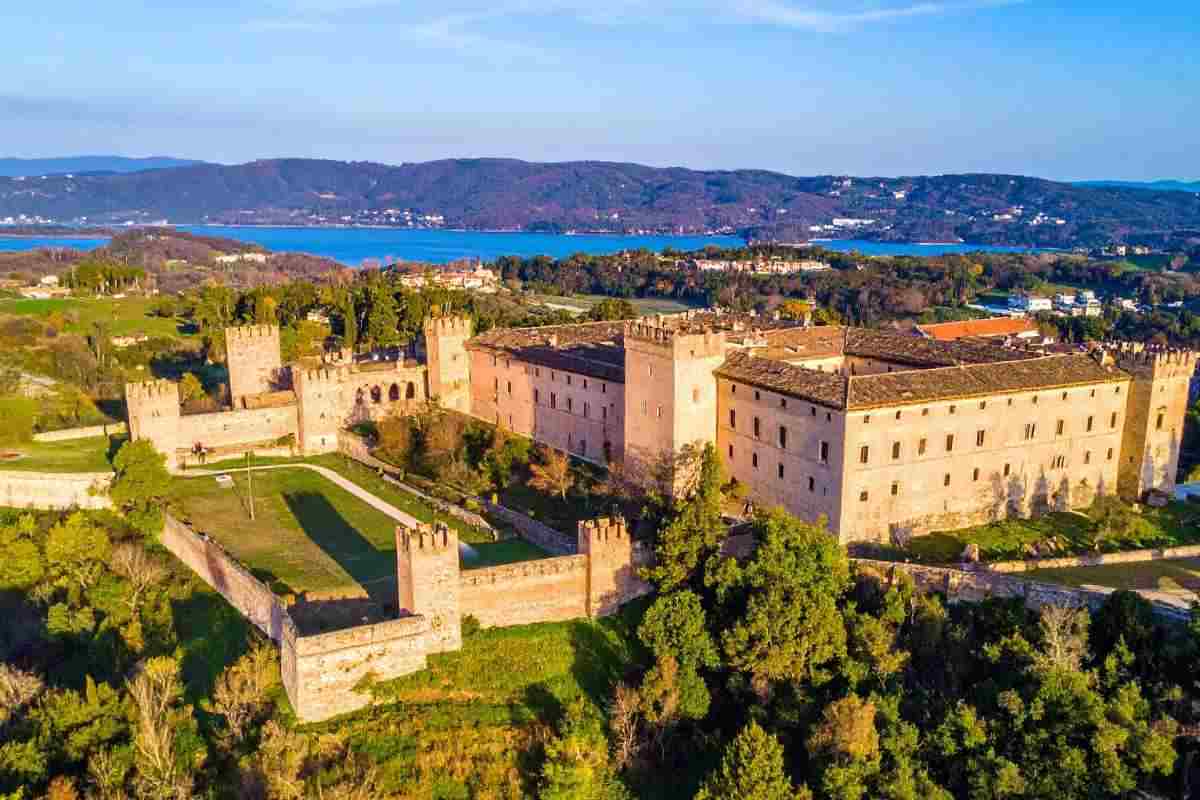 Questo borgo sospeso sulla collina sembra uscito da una fiaba, i dettagli