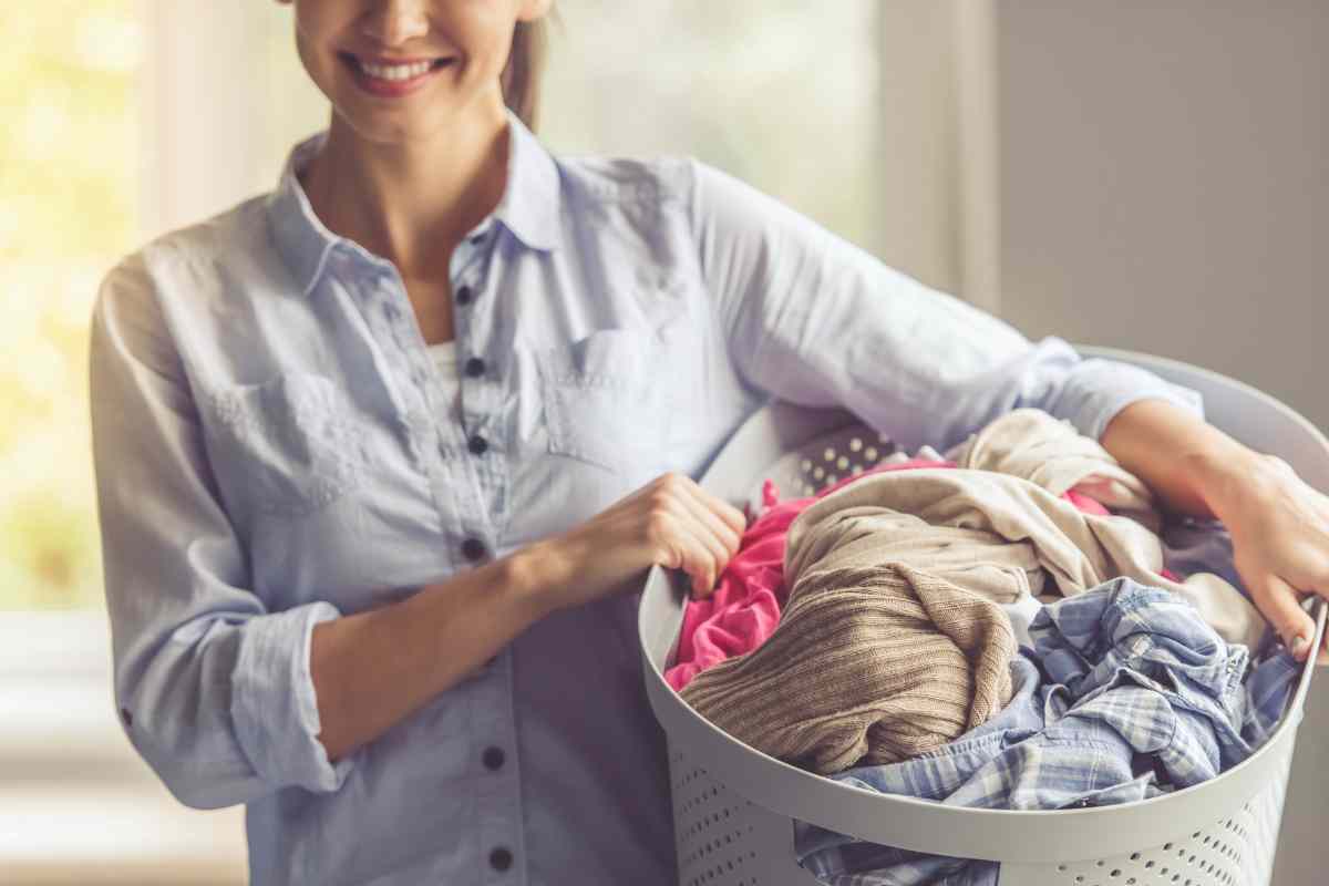 Non tutti lo sanno, ma lavare i vestiti appena comprati è importantissimo, tutti i dettagli