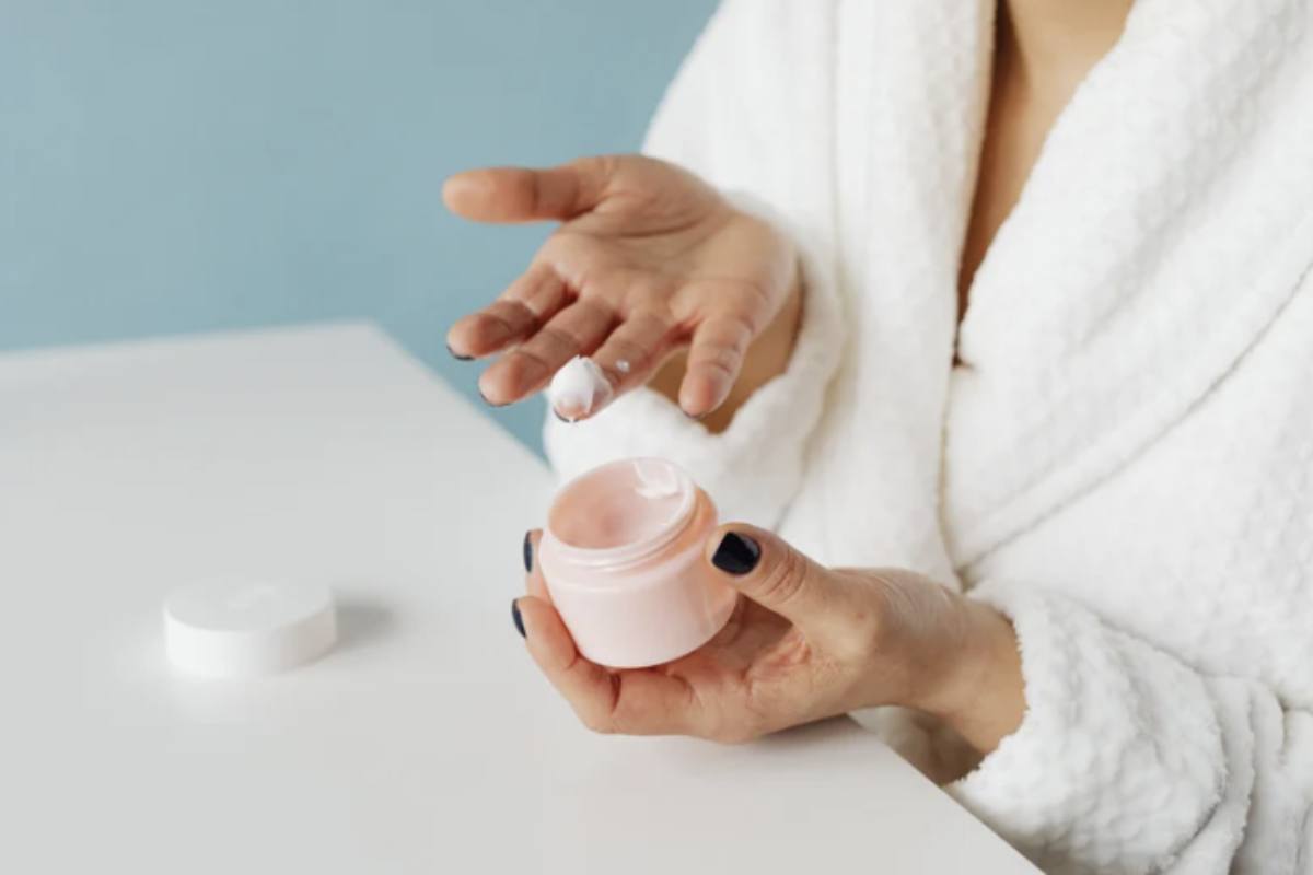 L’applicazione corretta prevede di pulire e asciugare l’area interessata prima di stendere uno strato adeguato di prodotto.