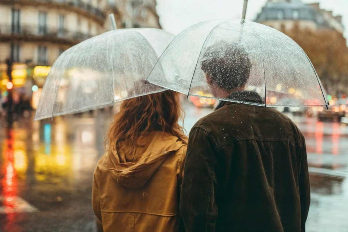 coppia pioggia ombrelli