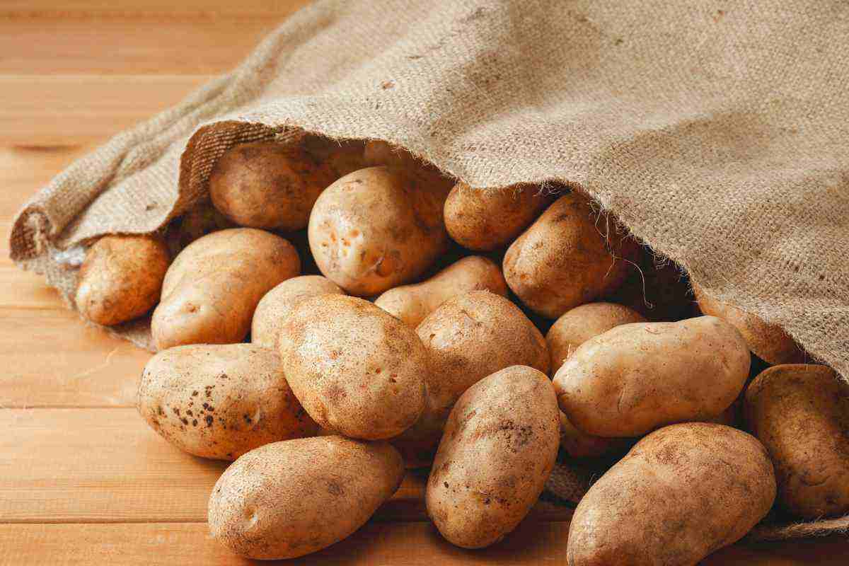Patate fresche e senza germogli, con questo trucco durano per mesi, tutti i dettagli